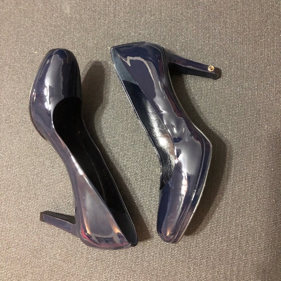 Gorgeous, NWOT Gucci Navy Pumps - Picture 1 of 4